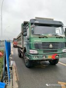 【南宁二手泥头车】2013年6月豪沃325--21.6万